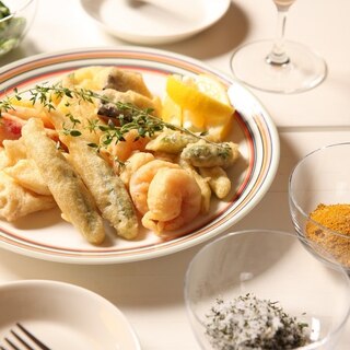 白身魚と海老、野菜のベニエ